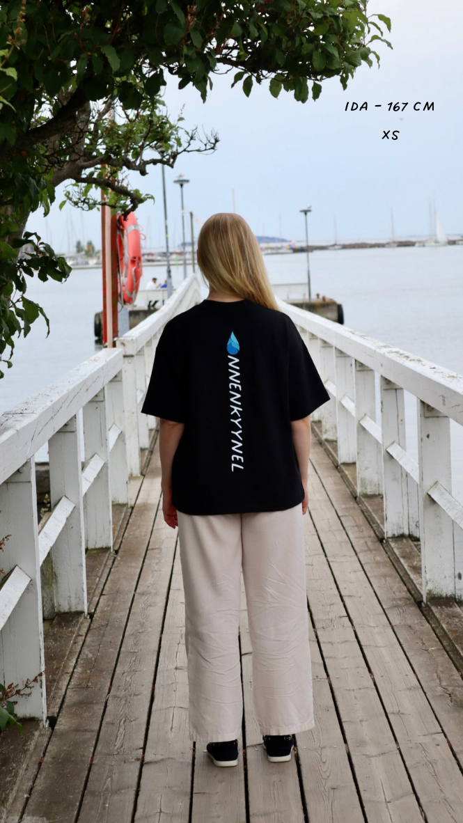 Onnenkyynel unisex musta Boxy T-paita